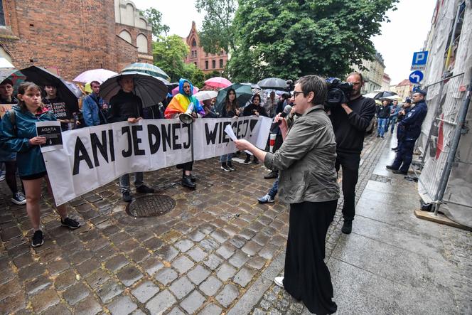 Tłum zwolenników aborcji protestował w centrum miasta. Manifestacja ruszyła pod kurię biskupią i siedzibę PiS