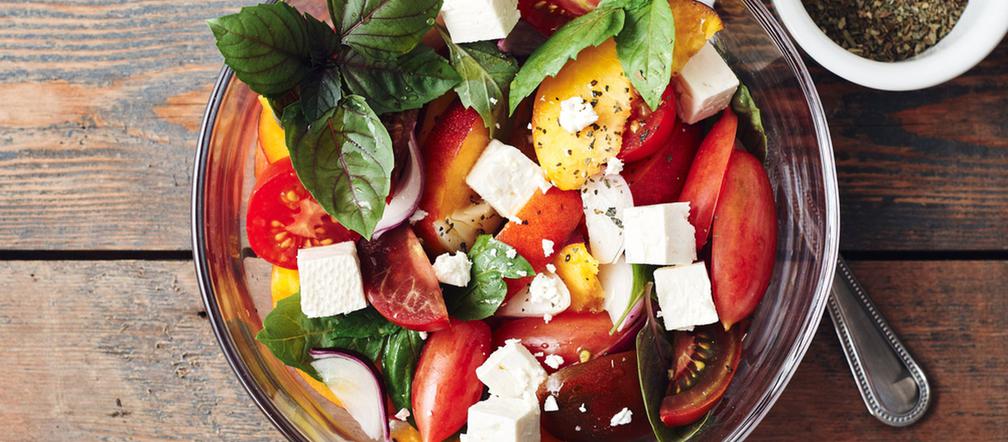 A'la grecka sałatka z brzoskwiniami, pomidorami i fetą