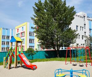 Opiekunka osłaniała dzieci, została ranna. Groźny wypadek w przedszkolu w Polanowie