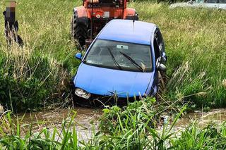 Wypadek w powiecie strzelińskim: Volkswagen wypadł z drogi i wpadł do rzeki