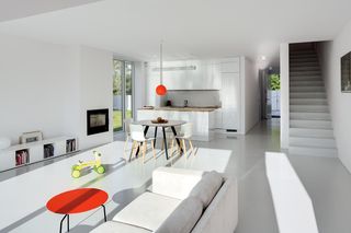 Bryła i wnętrza bliźniaka z narożnym przeszkleniem