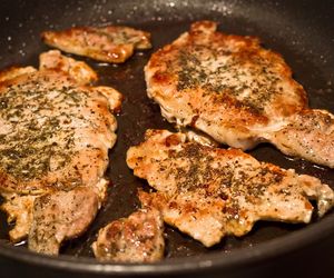 Smażona polędwiczka wieprzowa w sosie ziołowym: przepis na obiad w pół godziny