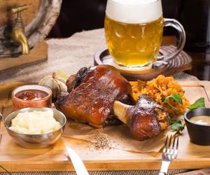 Jak zrobić golonkę w piwie po bawarsku? Przepis na mięso jak z Oktoberfest!