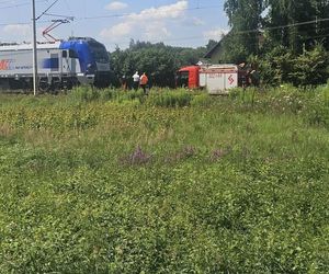 Poważny wypadek w Radziszowie. Samochód zderzył się z pociągiem, ogromne utrudnienia w ruchu