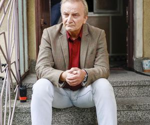 Widzowie pokochali go za rolę posterunkowego Staśka w Ranczu. Dziś żyje z dala od blasku fleszy