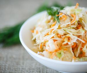 Najprostsza surówka z białej kapusty z octem - chrupiąca i łatwa do przechowania