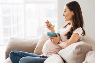 Kwas foliowy w ciąży - jak suplementować? Źródła w diecie, dawkowanie, skutki niedoboru