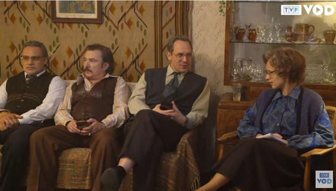 Stulecie Winnych 4 sezon. Andzia (Barbara Wypych), Stanisław (Jan Wieczorkowski), Michał (Stefan Pawłowski), Jerzyk (Jerzy Andrzejewski) 