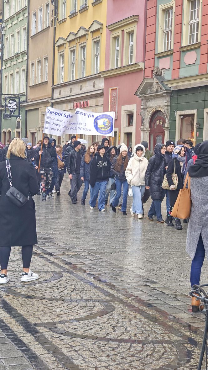 Polonez dla Fredry 2025 we Wrocławiu. Maturzyści zatańczyli na Rynku [ZDJĘCIA]