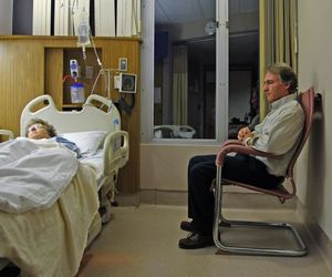 Te symptomy to znak, że czas się pożegnać. Jakie są objawy raka przed śmiercią? 