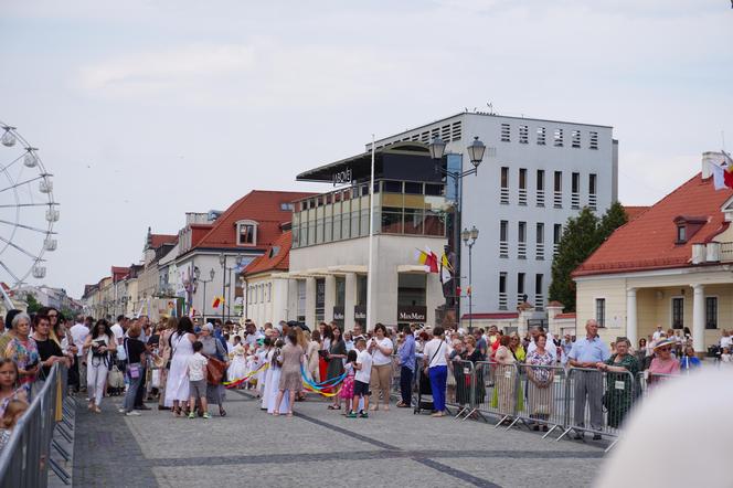 Boże Ciało 2024. Tłumy wiernych przeszły w procesji ulicami Białegostoku