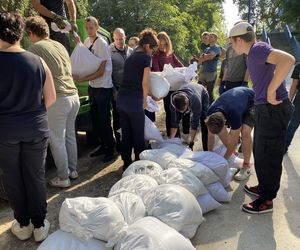 Sytuacja powodziowa we Wrocławiu: Mieszkańcy razem ratują wrocławskie zoo. Nie chodzi tylko o zwierzęta