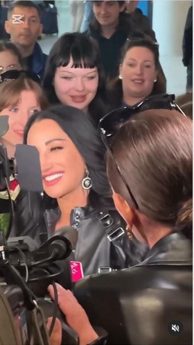 Tak fani powitali Justynę Steczkowską na lotnisku. Były łzy i tulenie. "Byłaś najlepsza"!