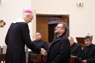 Arcybiskup Adrian Galbas wręcza dekrety proboszczom