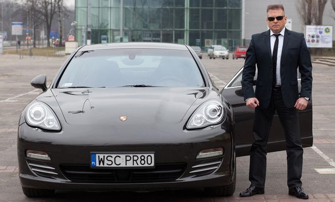 Detektyw Krzysztof Rutkowski w Porsche Panamera 4S