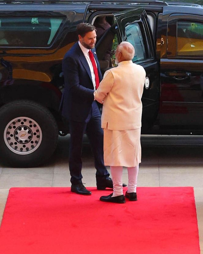 Rozmowy pokojowe w Delhi. Wiceprezydent USA Vance: Rosja i Ukraina będą musiały dokonać wymiany terytoriów.