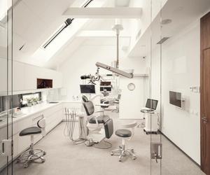 Zobacz klinikę dentystyczną w Gdańsku. Zdjęcia wyjątkowego wnętrza w zabytkowym spichlerzu