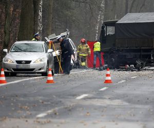 Wypadek ciężarówki z żołnierzami pod Warszawą. Jedna osoba nie żyje, pięć w szpitalu