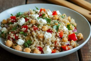 Śródziemnomorska sałatka z komosy ryżowej i fetą