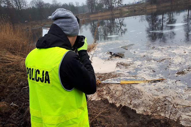 Ze stawu wystaje tylko część koparki.