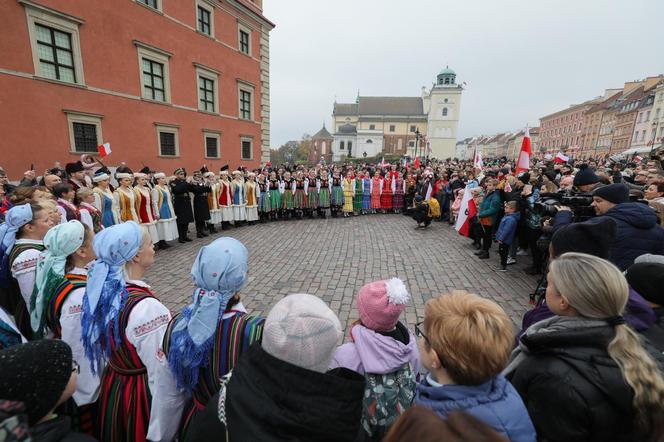 Wspólne śpiewanie hymnu w Warszawie