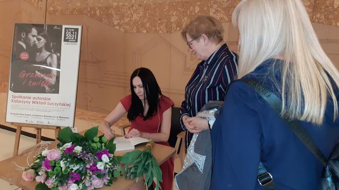 Tłumy czytelników na spotkaniu autorskim Katarzyny Łuczyńskiej! „Grzeszna i święta” ma szansę stać się bestsellerem!