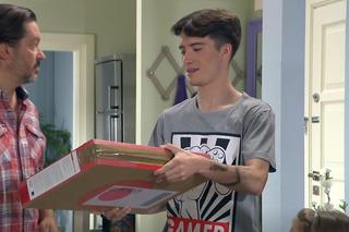 Na Wspólnej odc. 3529: Bogdan (Wojciech Brzeziński), Franek (Nathan Czyżewski) 