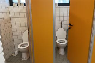 W tej szkole uczniowie nie mają co liczyć na prywatność w toalecie. „Kto to projektował” 