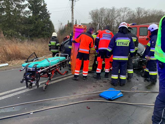 Groźny wypadek w podbydgoskim Niemczu. Autobus zderzył się z osobówką! [ZDJĘCIA]"