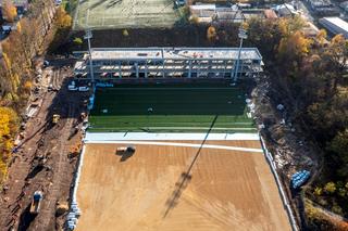 Budują nowy stadion Polonii Bytom. Nawet jesienią trawa jest na nim zielona