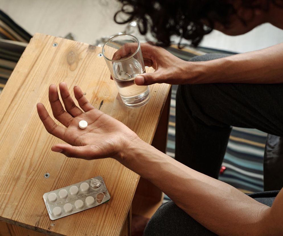 Bóle głowy, podwyższona temperatura, dreszcze? To nie grypa, ale skutek suplementów