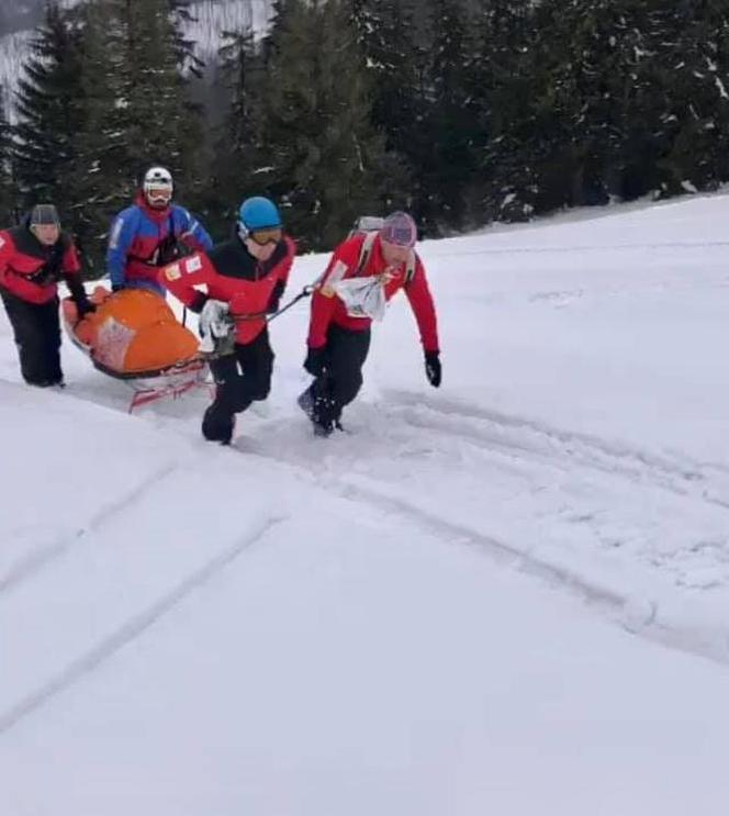 Dramatyczny wypadek narciarza skiturowego w Beskidach. Mężczyzna z dużą prędkością uderzył w wystający pień drzewa [ZDJĘCIA]