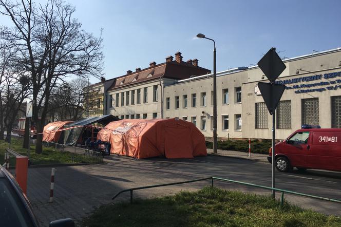 Namioty przed szpitalem w Toruniu. Tam walczy się z koronawirusem