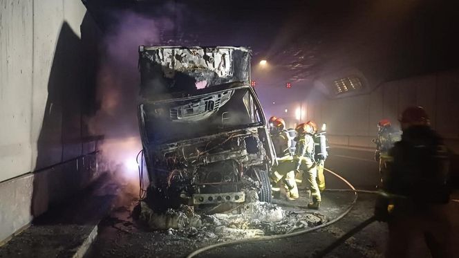 Pożar w tunelu POW w Warszawie. Płonąca ciężarówka sparaliżowała ruch na kilka godzin