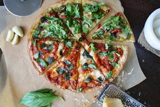 Przepis na pizzę z oliwkami, pomidorami i rukolą