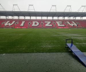 Problemy ze stadionem Widzewa? Przez nadmiar wody trzeba było przerwać rozgrywki [ZDJĘCIA]