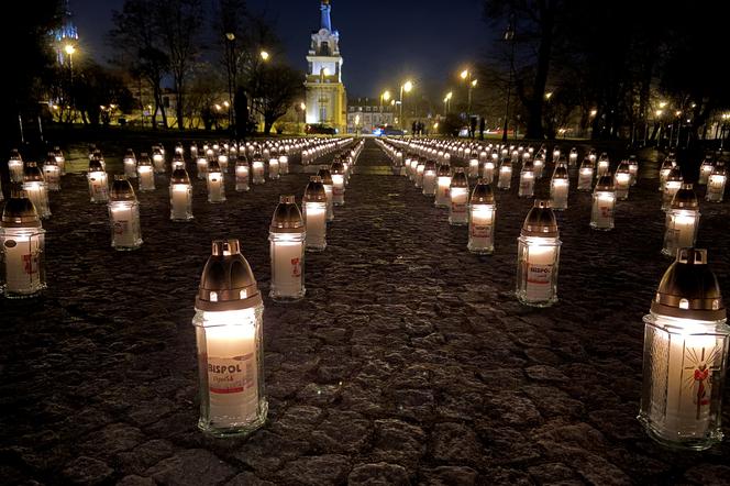 W Białymstoku zapłonęły 363 znicze - tyle, ilu mieszkańców miasta zmarło na COVID-19 przez rok pandemii