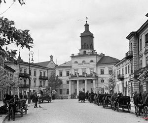 Najpierw był kościół. Teraz jest ratusz. Stare zdjęcia!