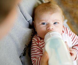 Jak pogodzić karmienie piersią z butelką? Ekspert radzi, kiedy zacząć