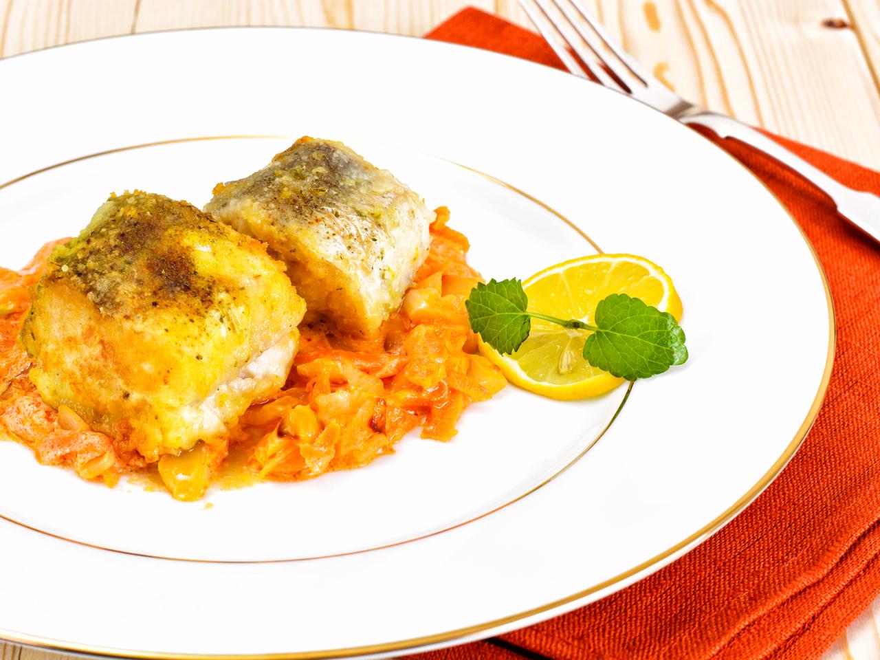 Ryba po grecku - sprawdzony przepis na pyszną rybę [WIDEO]