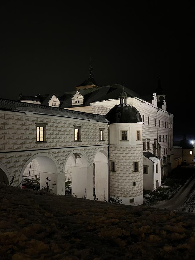 Zamek Pardubice - zdjęcia cennego zabytku Wschodnich Czech. Wnętrza, muzeum, zamek nocą