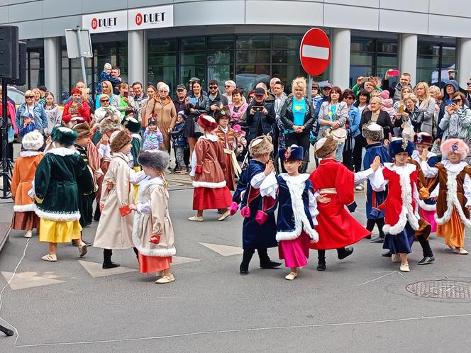 Podczas Jarmarku św. Stanisława nie zabrakło pokazów tańców ludowych 