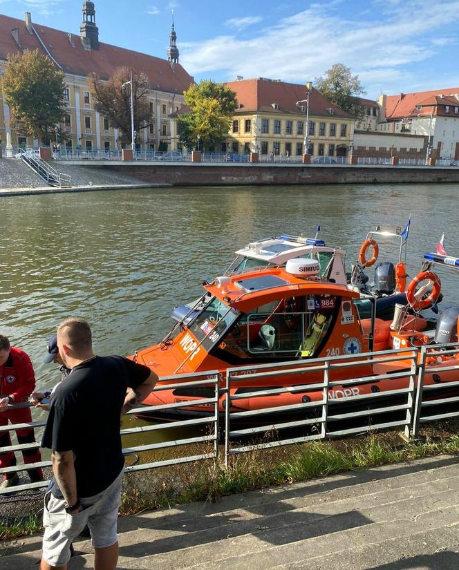 Pijany pływał sobie w Odrze w centrum Wrocławia. Interweniowało WOPR