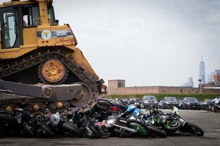 Zmiażdżył setke motocykli