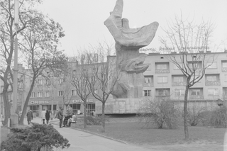 Pomnik Bojownikom o Polskość Śląska Opolskiego na placu Wolności, 1972-03-26 