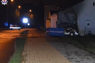 Lexus uderzył w budynek. Kierowca nie żyje