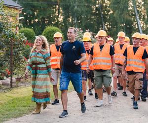 W takich warunkach mieszkała mama z 3 dzieci. Przyszli robotnicy i zaczęli wyburzać ściany! 