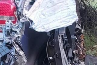 Śmiertelny wypadek pod Łaskiem! 20-latek zginął w zmiażdżonej kii [ZDJĘCIA]