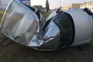 Groźny wypadek w Szczecinku. Peugeot roztrzaskał się na latarni