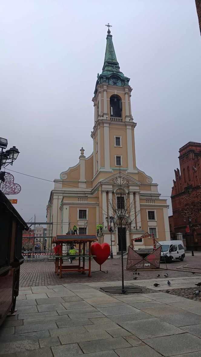 Walentynki w Toruniu. Jak spędzają je mieszkańcy i jaki jest przepis na miłość? [SONDA]